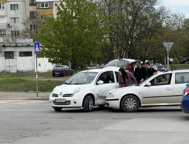 Две коли се помляха в изпразнена София