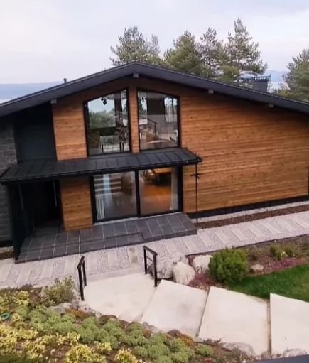 Гала не може да се нахвали с луксозната си къща (ВИДЕО/СНИМКИ)