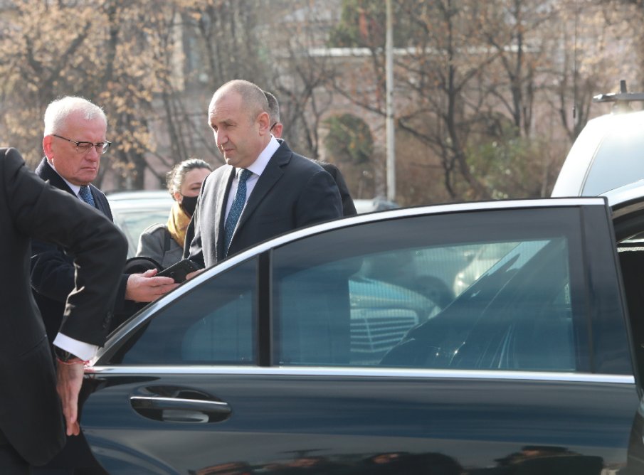 САМО В ПИК И РЕТРО: БЕЗУМЕН ХАРЧ НАСРЕД КРИЗА! Нов брониран лукс-мерцедес за 1 млн. пази Радев от взрив 