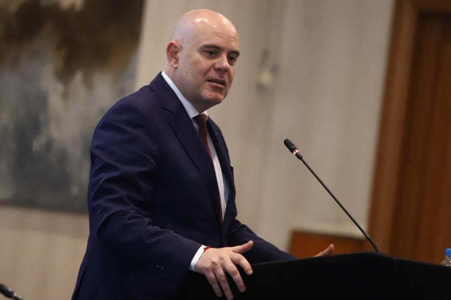 Откриха оловна сачма във фара на бронираната кола на Иван Гешев (СНИМКА)