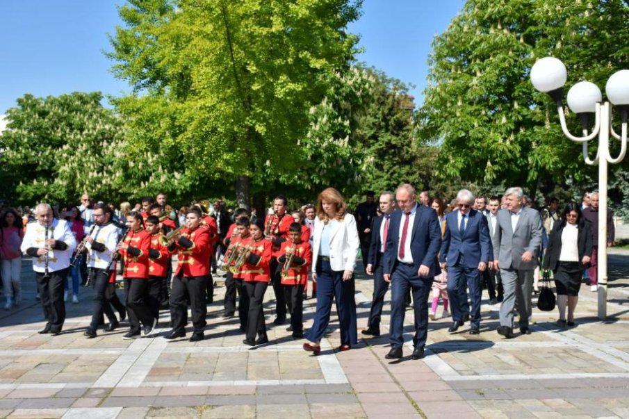 Йотова каза кога Радев ще реши да връчи първия мандат