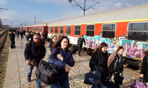 БДЖ осигурява над 22 200 допълнителни места във влаковете за поредицата от почивни дни