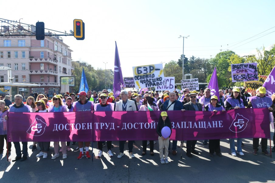 ПРОТЕСТ НА 1 МАЙ: Синдикати блокираха Орлов мост в София (СНИМКИ)