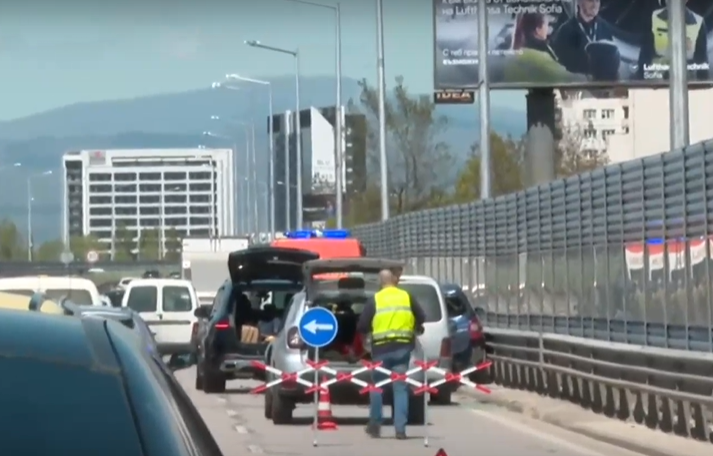 Катастрофа блокира трафика към летище София