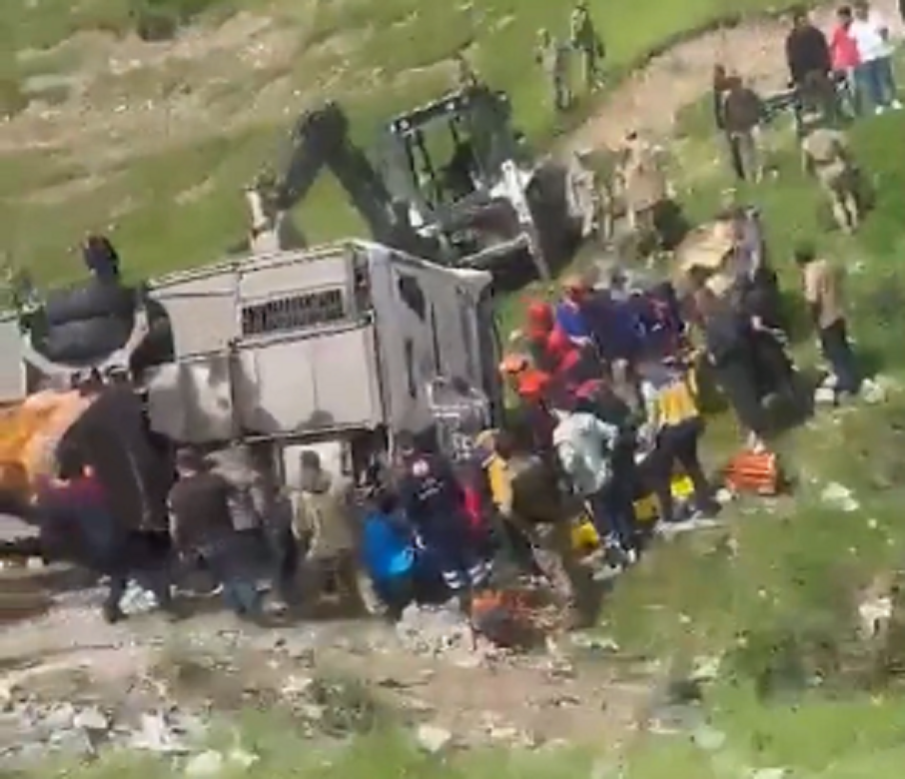 Автобус с деца катастрофира в Турция, трима загинаха (ВИДЕО)