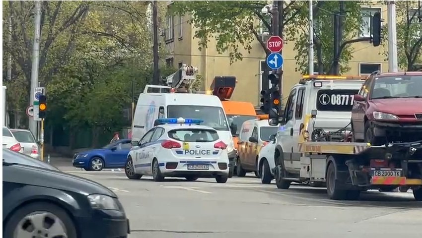 ПЪРВО В ПИК! Екшън на столично кръстовище - полиция регулира движението (ВИДЕО)
