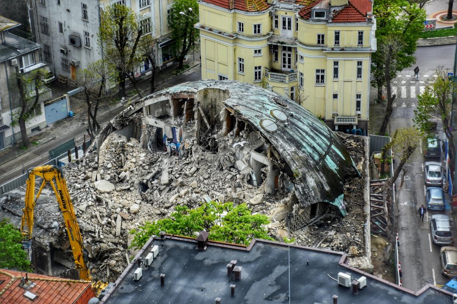 Събориха легендарната баня Гъбата във Варна (СНИМКИ)