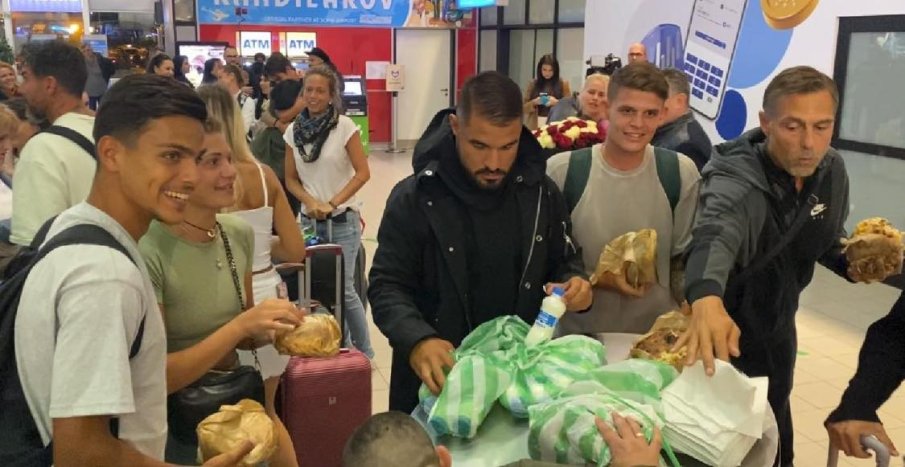 Посрещнаха на летището Сървайвърите с бургери