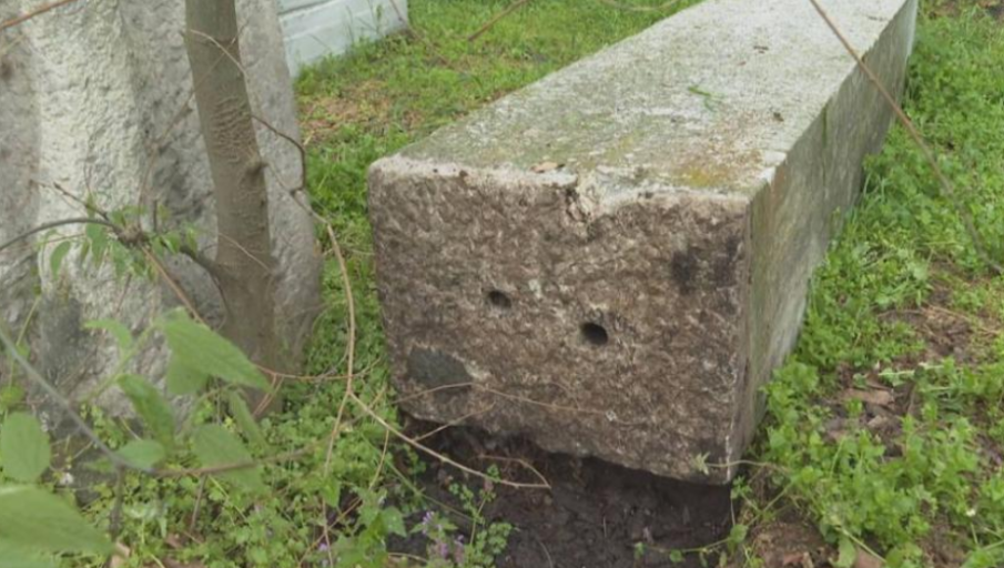 Прокуратурата разследва смъртта на мъжа, затиснат от скулптура в Бургас