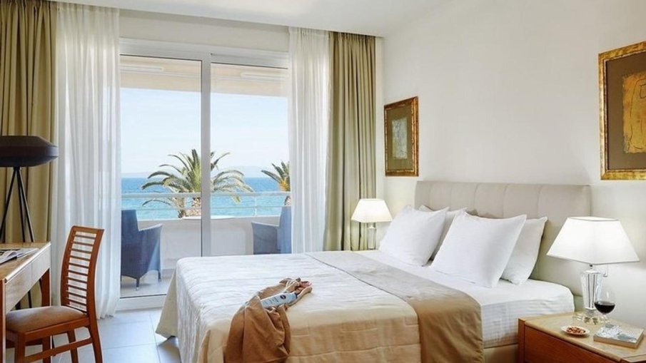 ГОЛЯМ СКАНДАЛ: Откриха скрити камери в хотелски стаи в Халкидики