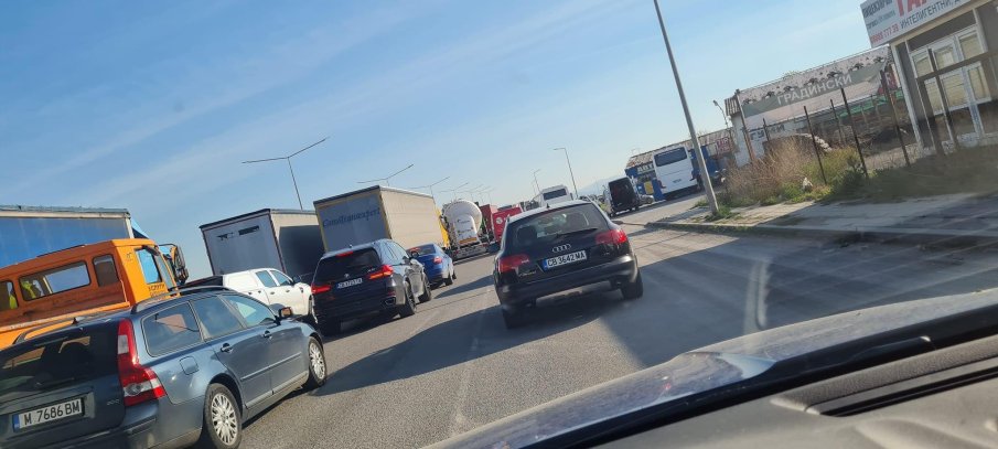 Две коли се помляха на „Ломско шосе“ в София (ВИДЕО)