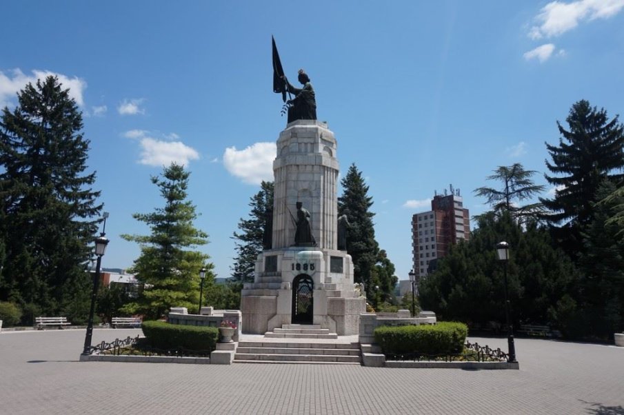 СКАНДАЛ! Двама юнаци се покатериха на паметника Майка България във Велико Търново и позираха на фона чалга