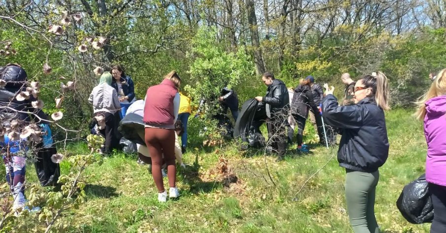 Студенти чистят Странджа от боклуци, изхвърлени от бежанците