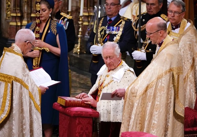 „Да живее кралят”: Коронясаха Чарлз III, Камила стана официално кралица (ВИДЕО)