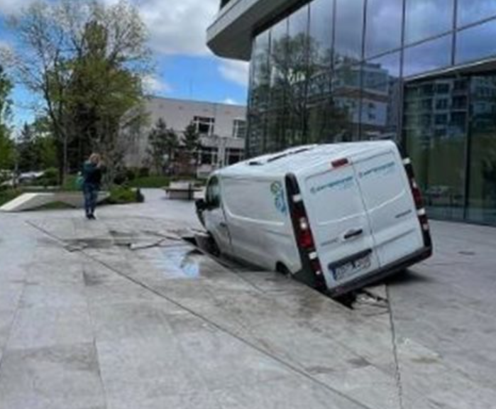 Пропаднал тротоар погълна бус в София