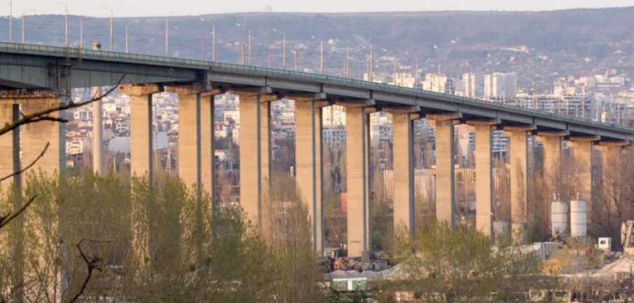 Закърпиха дупките на Аспаруховия мост само за една нощ