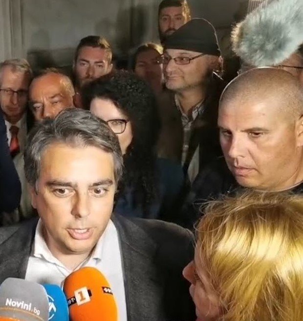 САМО В ПИК И РЕТРО: Асен Василев ходи с частен бодигард в парламента (СНИМКИ)