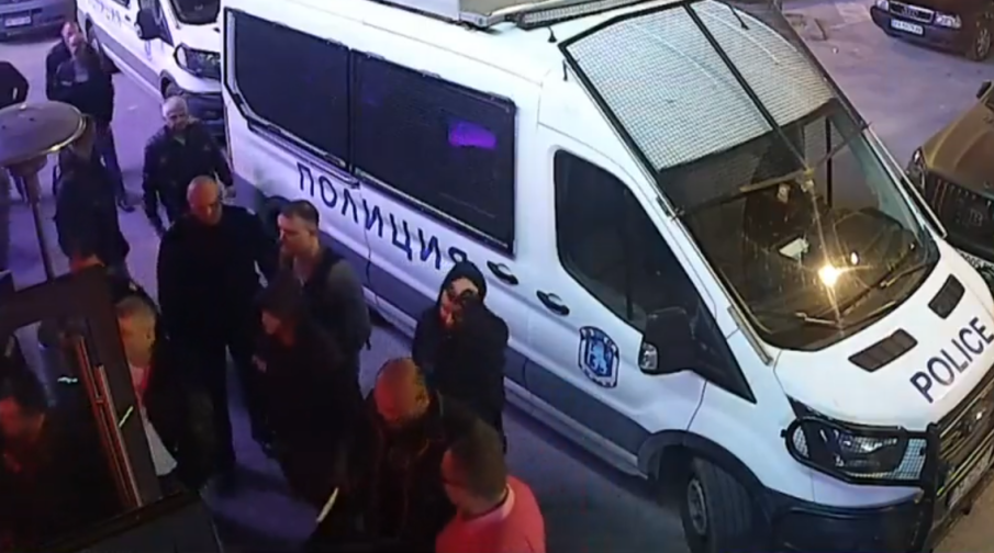 ПОЛИЦЕЙСКО СВОЕВОЛИЕ! Съблечени голи: Клиенти на заведение в Пловдив се оплакаха от полицията