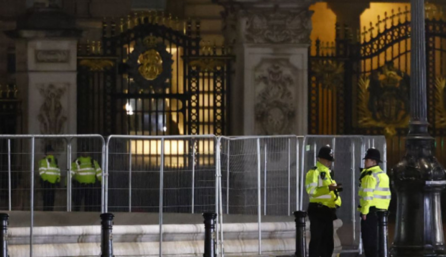 Арестуваха мъж, хвърлил патрони в двора на Бъкингамския дворец