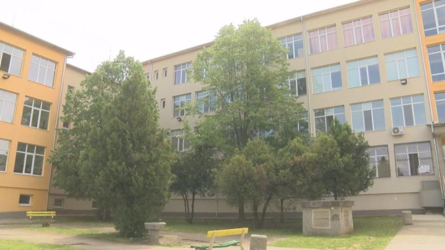 Сигнал за бомба затвори две училища в една сграда във Велико Търново 