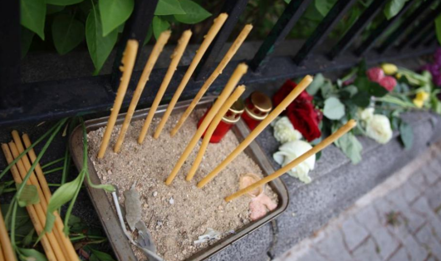 В памет на жертвите: Цветя пред сръбското посолство в София