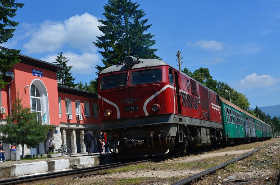Млад мъж е опасност за живота, блъснат от теснолинейката във Велинград