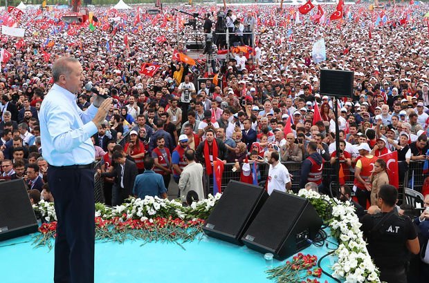 Ердоган събра огромен митинг в Истанбул, нарече главния си конкурент „пияница”
