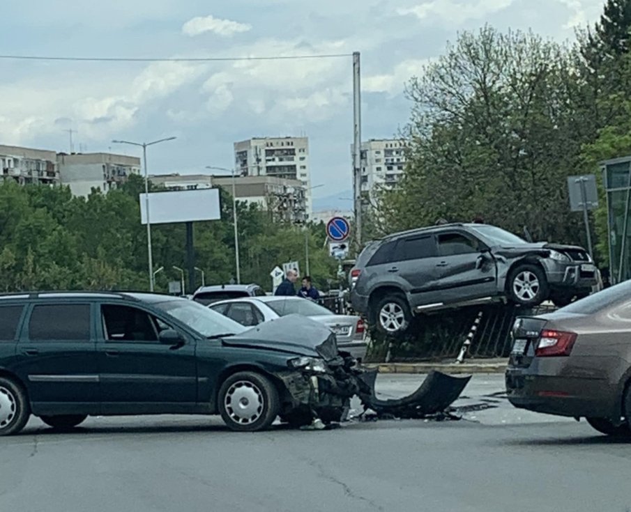 Джип се удари във входа на метростанция в Младост (СНИМКИ)