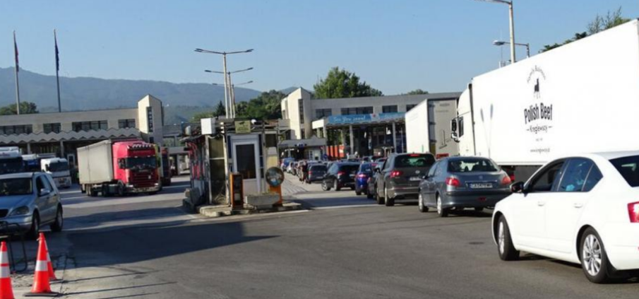 Задържаха голямо количество „маркови“ стоки в камион (СНИМКИ)