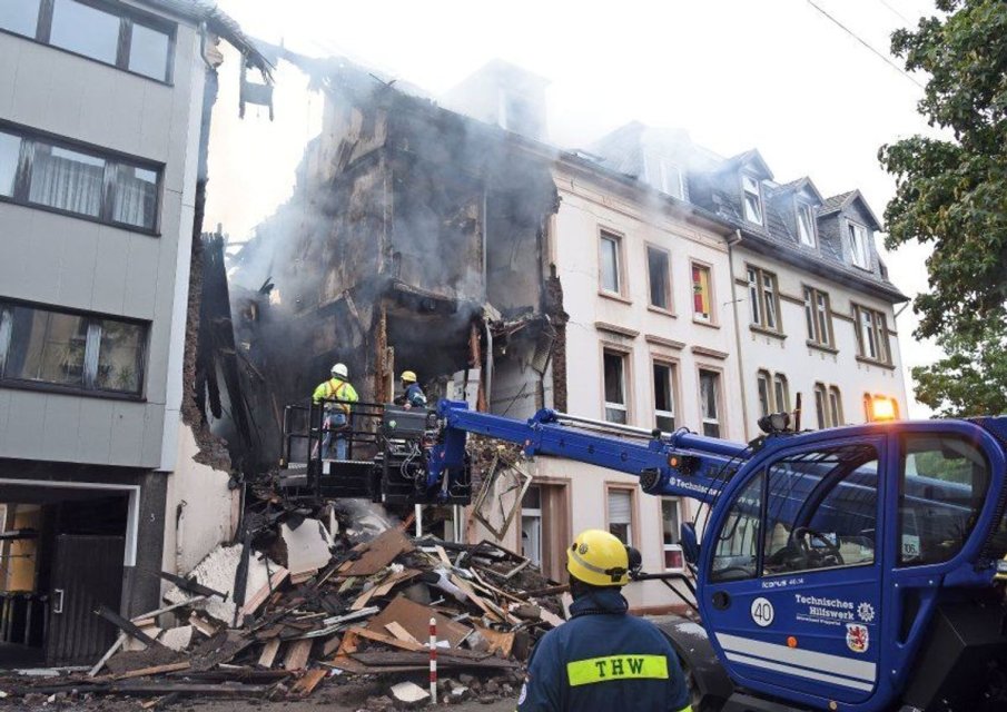 Експлозия в жилищен блок в Германия: Тежко ранени са пожарникари и полицаи