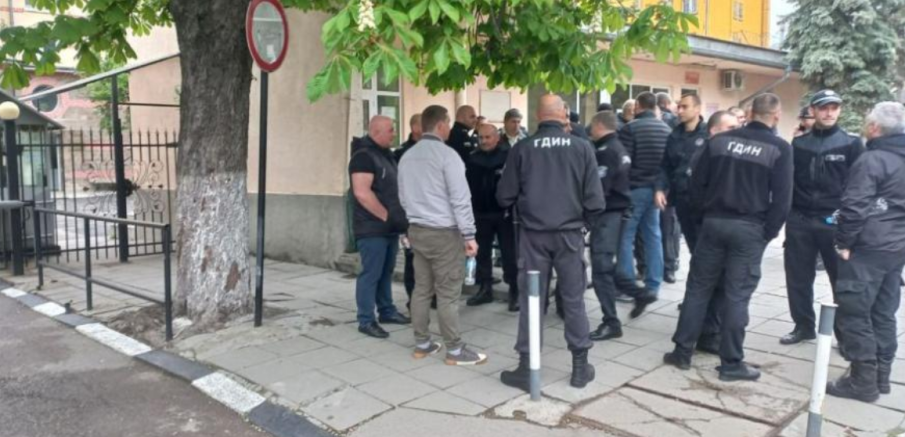 Надзирателите от затворите излязоха на мирен протест