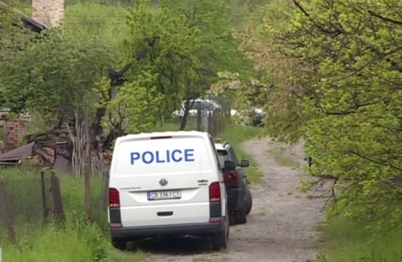 Неизвестни пребиха и ограбиха 78-годишен мъж в Пернишко, задигнаха голяма сума пари