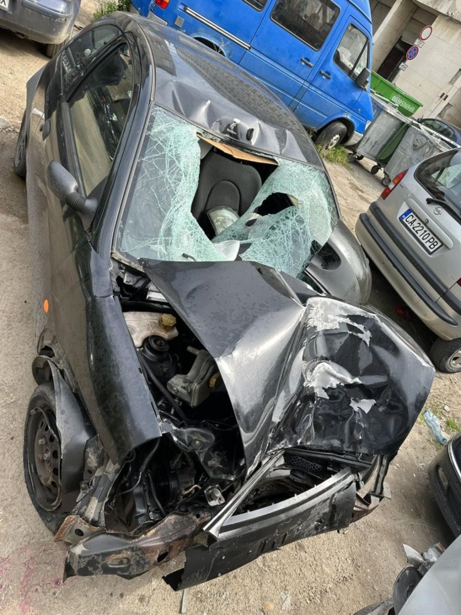 Кола помете пешеходци на тротоар в Димитровград