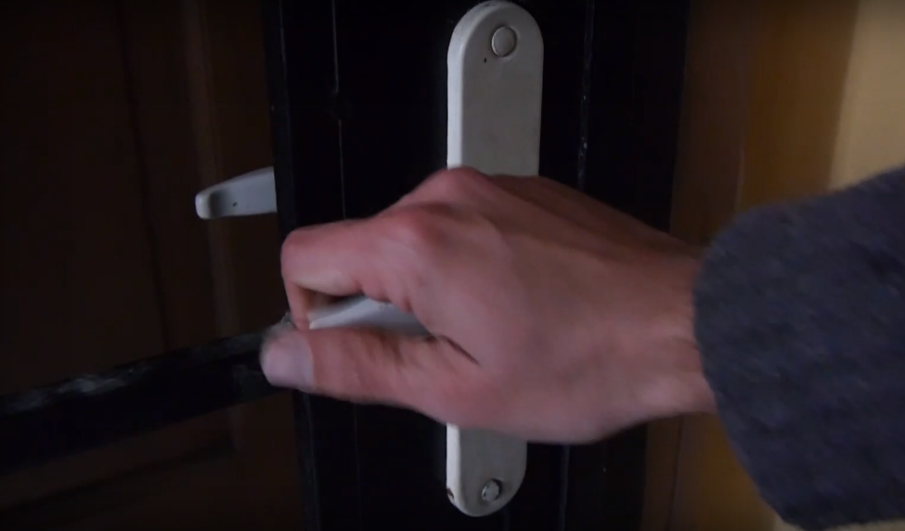 Сливенски апаши нападнаха и обраха мъж от Бургас в дома му