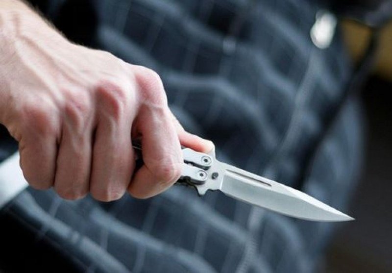 Мъж е с опасност за живота, след като е намушкан с нож в Пернишко
