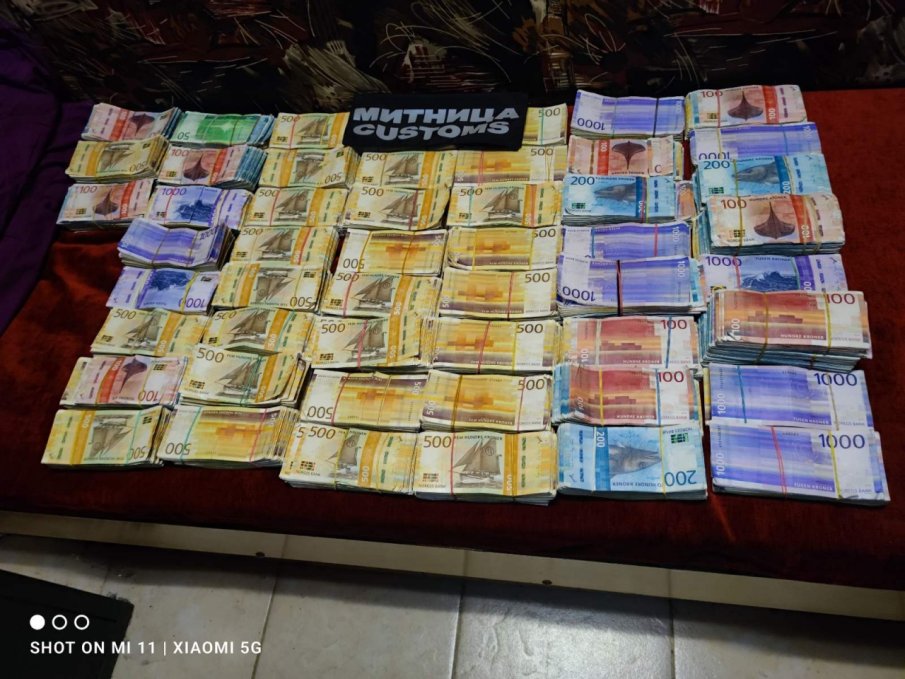 Митничари хванаха норвежки и шведски крони за над 1 млн. лв. (СНИМКИ)