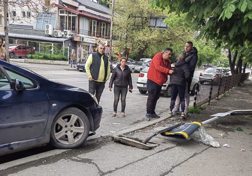 ШОК: Дете подкара автомобил и отнесе спирка в столичния кв. Слатина
