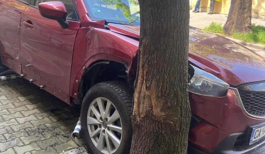 Шофьор намери колата си блъсната в дърво