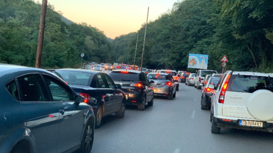 Километрични задръствания на пътя София - Перник край Владая