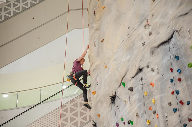 Дете падна от стена за катерене в мол в Пловдив