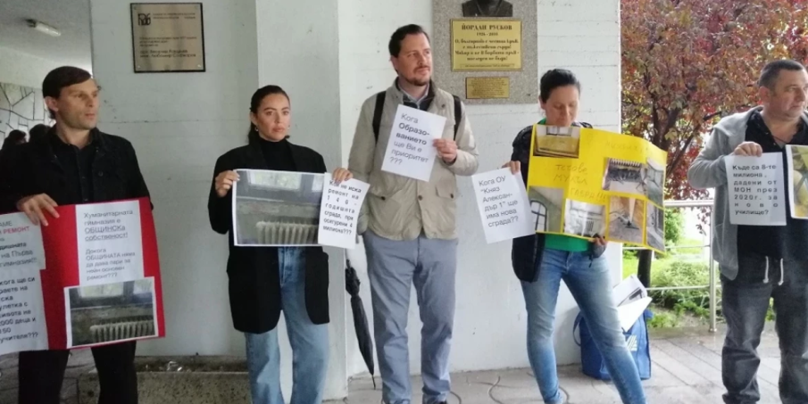 Активисти от две училища окупираха Общинския съвет в Пловдив