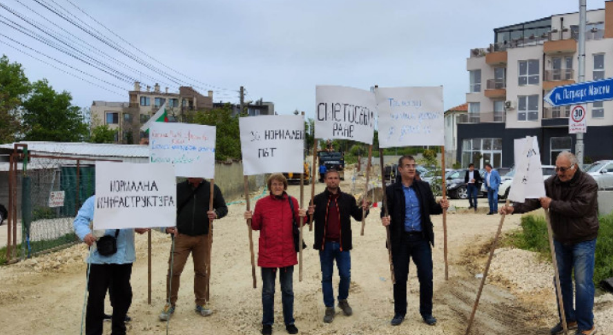 Жители на варненска местност протестират заради пропаднал път