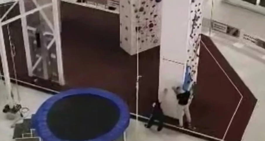 Дете падна от 10 метра на стената за катерене в пловдивски мол