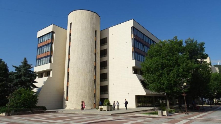 Вандал преряза кабелите на патриотичното осветление върху общината в Благоевград (ВИДЕО)