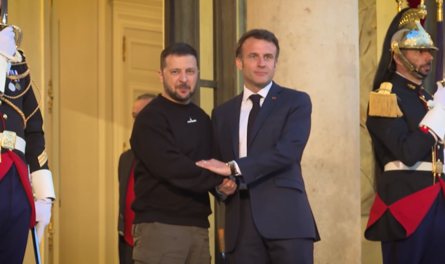 Зеленски се срещна с Макрон. Франция изпраща на Украйна десетки бронирани автомобили и танкове (ВИДЕО)