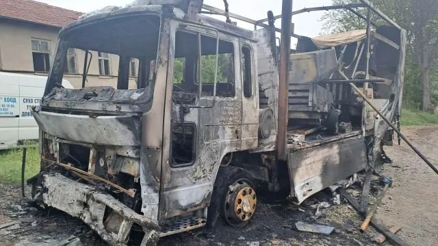 Камион изгоря до основи в Благоевград, собственикът подозира умишлен палеж