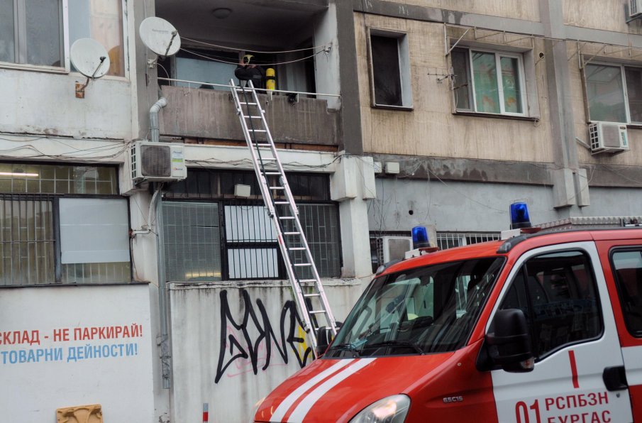 Възрастен мъж е в тежко състояние след пожар в Бургас