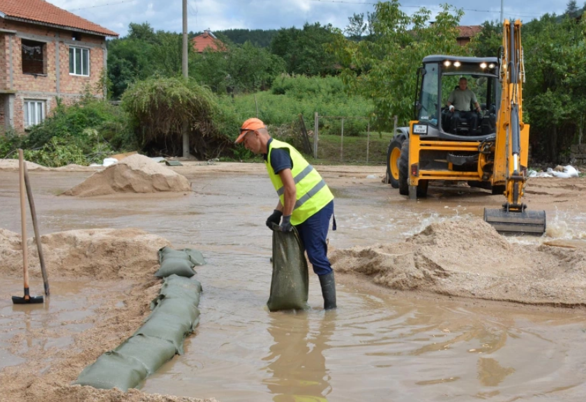В Правец изчисляват щетите след реките от кал