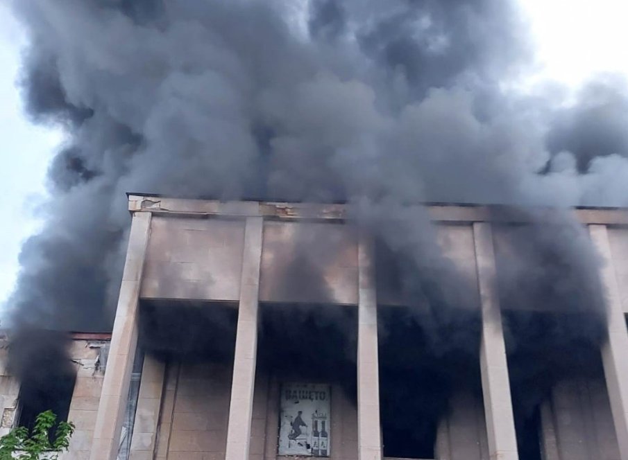 ОГРОМЕН пожар в Перник: Гори Домът на металурга