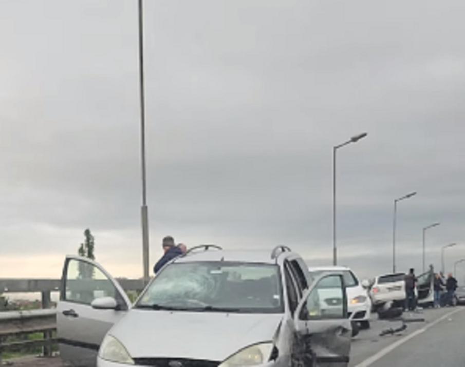 Верижна катастрофа между четири автомобила блокира трафика край Стара Загора